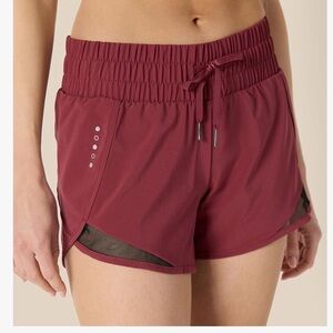 Amazon Essentials Women's Regular-Fit Athletic Ruched Waistband Woven Shorts